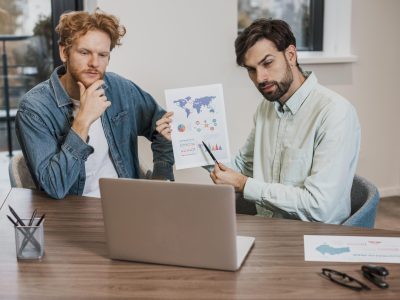 job-colleagues-working-laptop